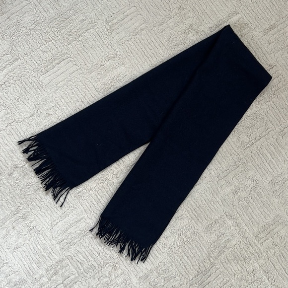 Pendleton 100% wool scarf, solid navy blue with fringe - Picture 16 of 16